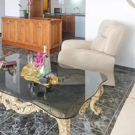 2 Bedroom Stunning In Apartamento